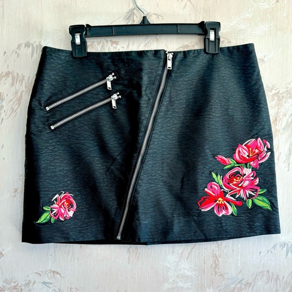 H&M Faux Leather Zipper Mini Skirt w Embroidered Flowers 12 - Picture 2 of 13